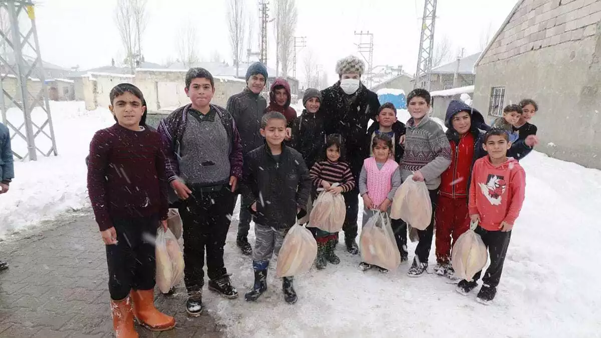 Kapı kapı dolaşarak, ihtiyaç sahiplerine belediye başkanı savcı sayan ekmek dağıttı.