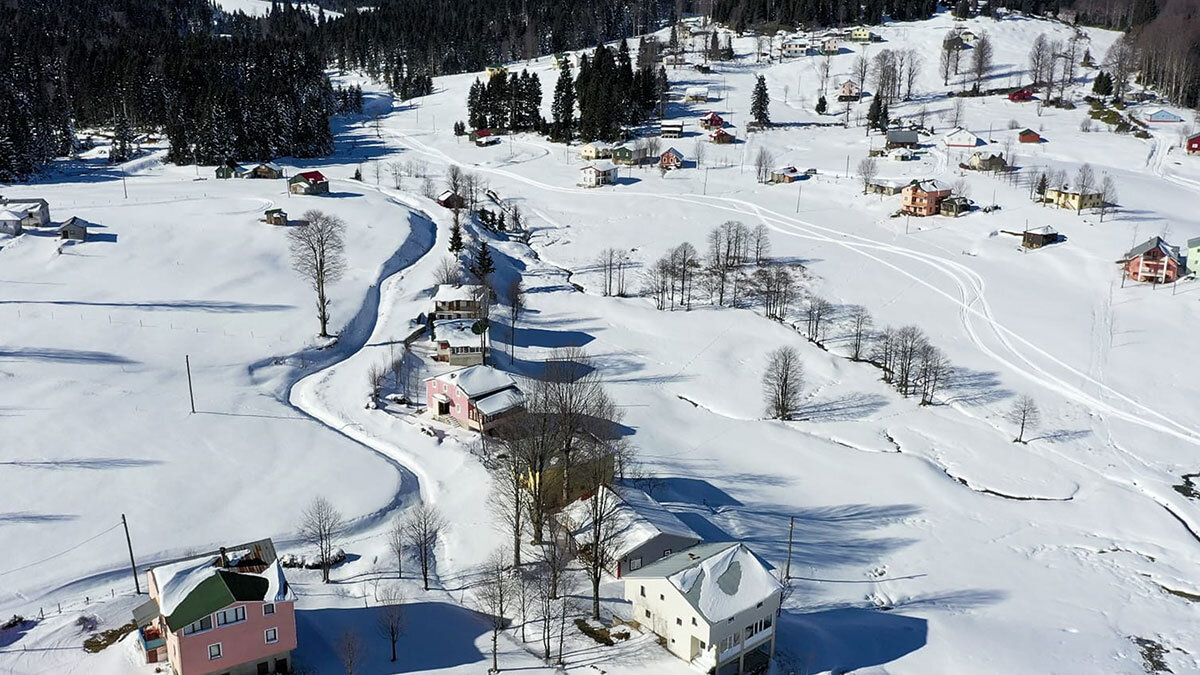 Trabzon’da Hıdırnebi Yaylası'nda muhteşem doğanın kar ile uyumu ortaya seyrine doyumsuz görüntüler çıkardı.
