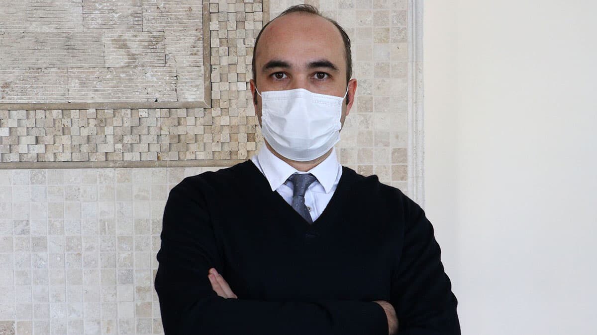 Kargo paketini alır almaz çöpe atıp, içerisindeki ürünü alıp, daha sonra elimizi yıkayıp kullanabiliriz herhangi bir mahsuru olmaz.