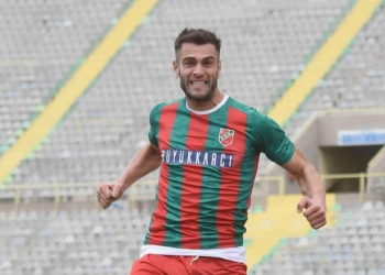 Karşıyaka'yı ilk yarıda golcüsü Hakan Kuş taşıdı