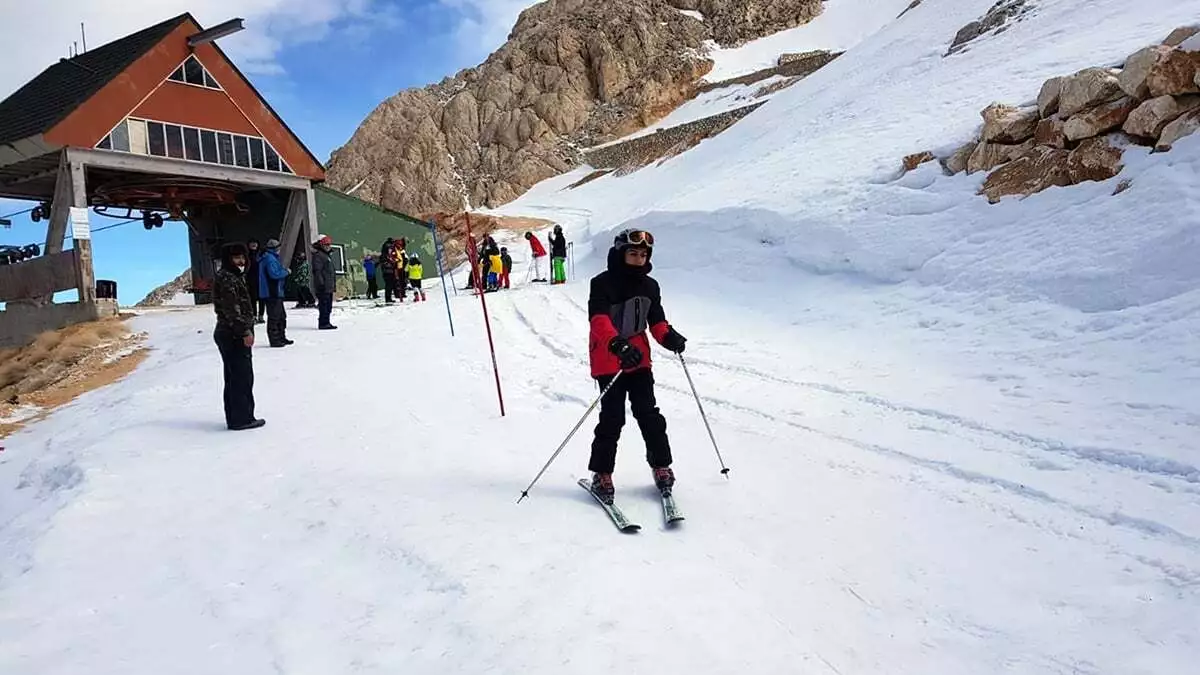 Antalya’da, son 25 yılın en kurak ve karsız sezonunun yaşandığı saklıkent kayak merkezi'nde, kayak yarışları il elemeleri 200 metre uzunluğundaki yolda biriken kar üzerinde yapıldı.