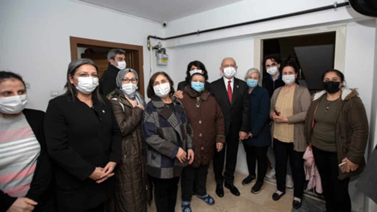 Kılıçdaroğlu, Büke ailesinin kızları Yağmur ve Nehir ile de sohbet edip çay içti.