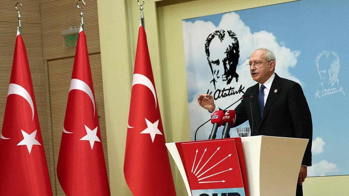 Biz hiçbir partinin iç işine karışmayız, sizler gazeteciler olarak ne kadar büyük bir dikkatle izliyorsanız, biz de o kadar büyük bir dikkatle izliyoruz.