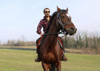 Atına kırbaç vurmadan yarışı kazandı