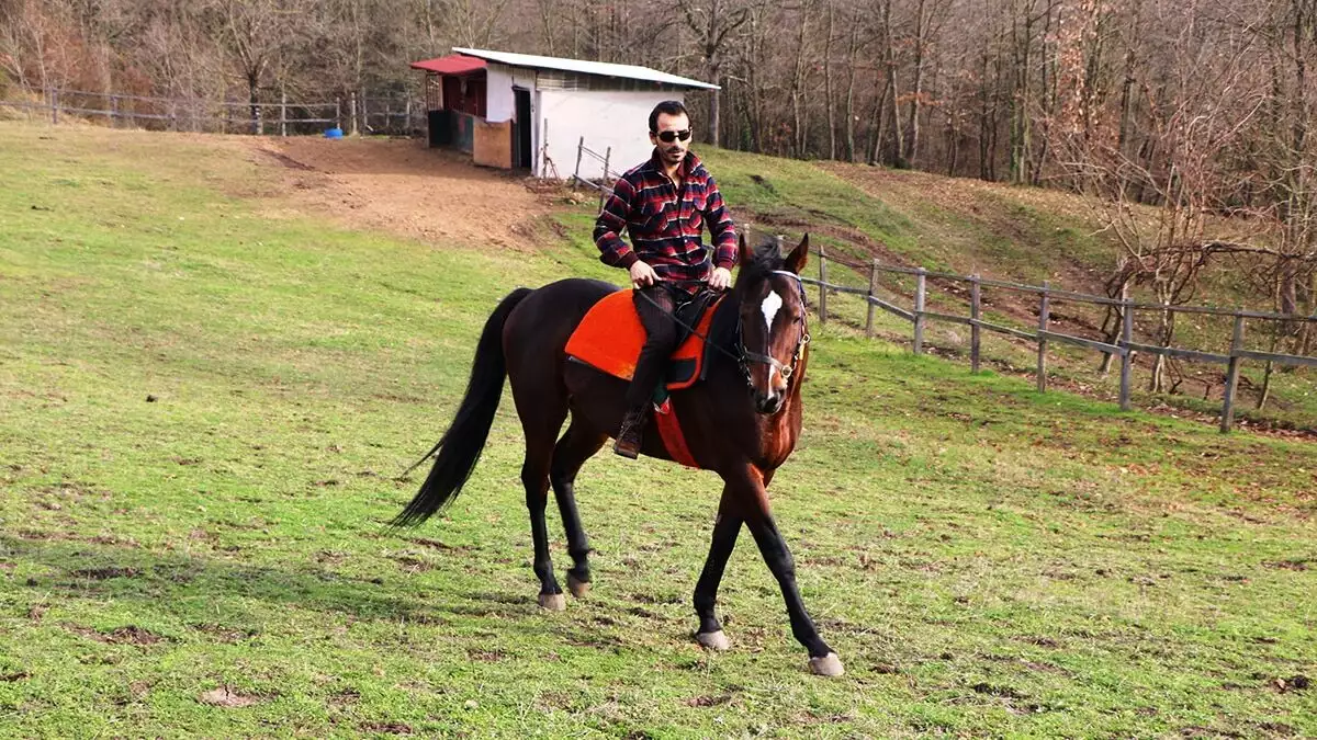 Kocaeli'nin kartepe ilçesinde, 5 ocak günü koşulan yarışta 'benim zaferim' isimli atına kırbaç vurmadan yarışı kazandı.