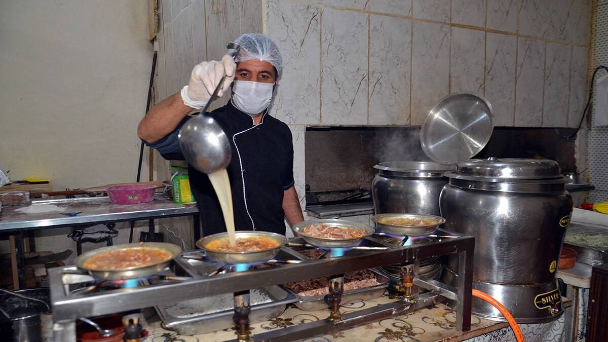 Muş’ta, ilk defa Varto ilçesinde bir lokantada hazırlanan ağır kış koşulları ve salgın nedeniyle beyran çorbasına yoğun talep.