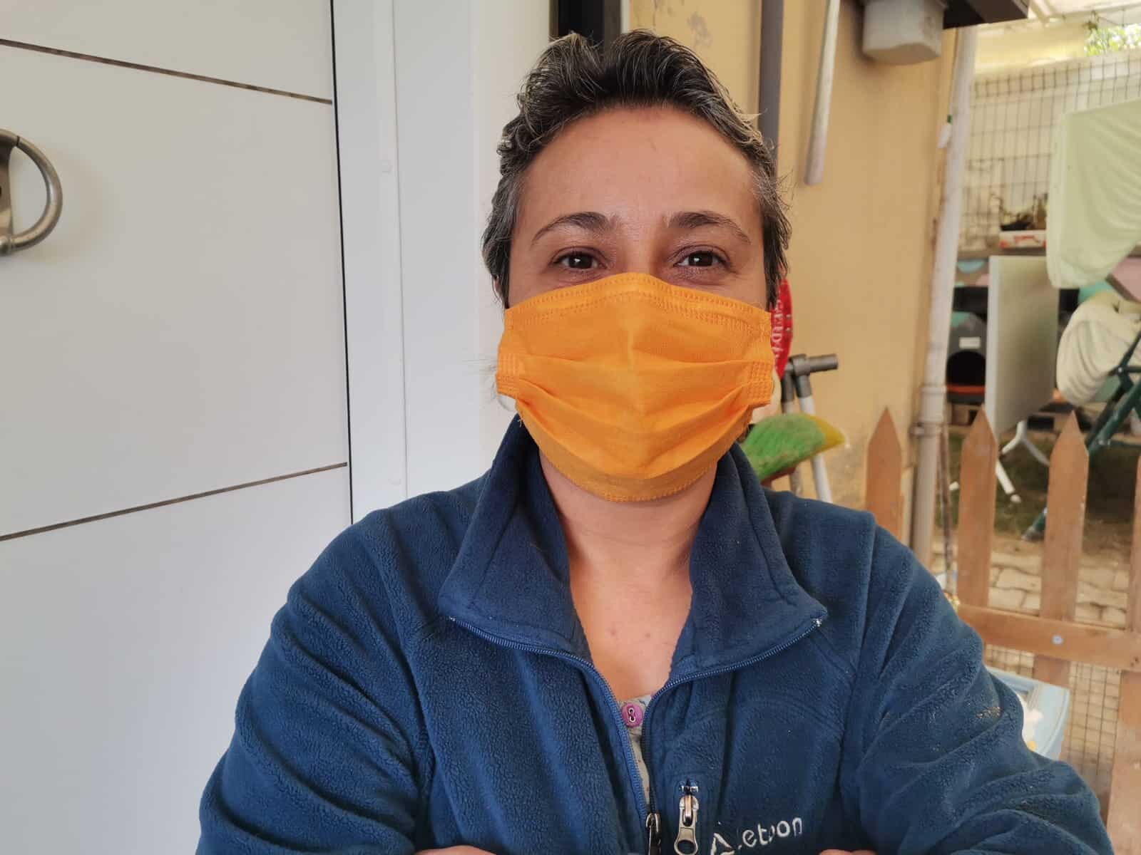 Behice Yakar, sokakta beslenip hayatta kalması zorlaşan köpeği evinde beslemeye başladı.