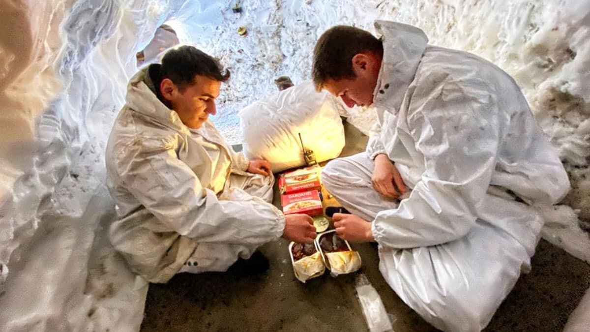 Komandoların şiddetli soğuklarda barınma eğitimi