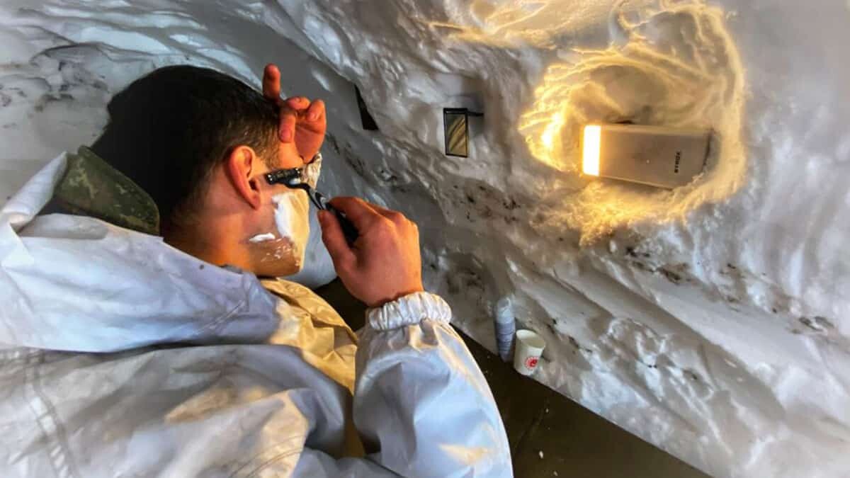 Dağ ve Komando Tugay Komutanlığımızda görevli komandolarımız, 'Şiddetli Soğuklarda Barınma Eğitimi'ni başarıyla gerçekleştirdi" denildi.