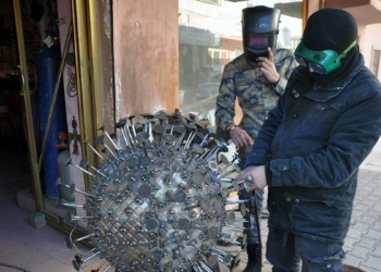 Hurda atıkları ile koronavirüs heykeli yaptı