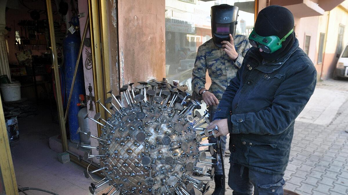 Hurda atıkları ile koronavirüs heykeli yaptı