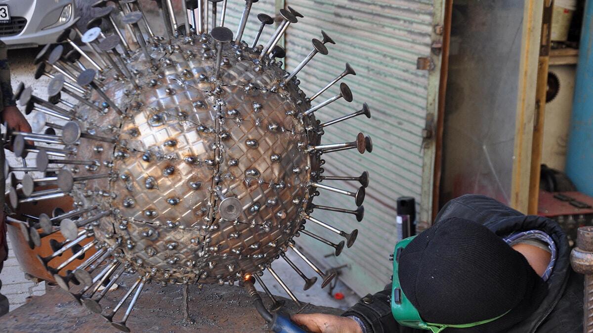 Hurda atıkları ile koronavirüs heykeli yaptı