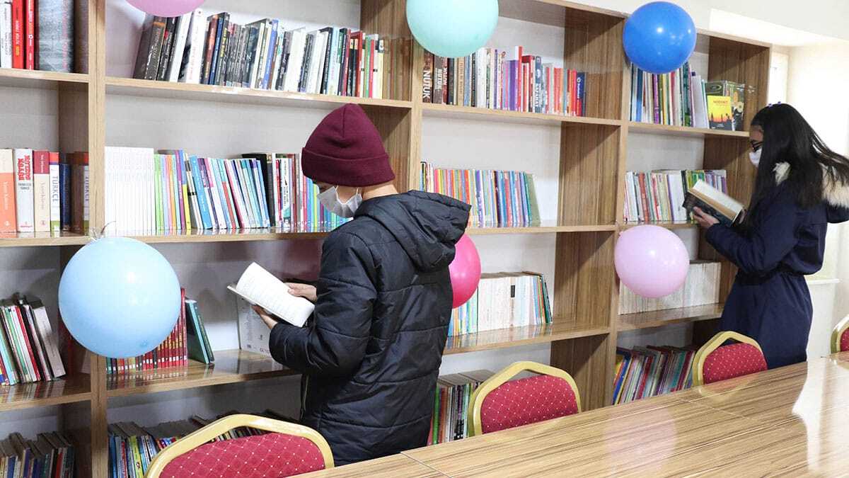 4 bin kitaplı kütüphane