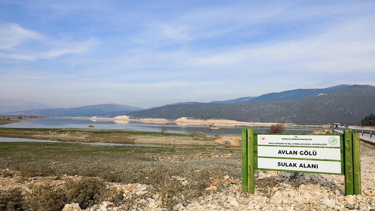 Avlan Gölü'nde kuruyan alan koyun ve keçi sürülerinin otladığı meraya dönüştü.