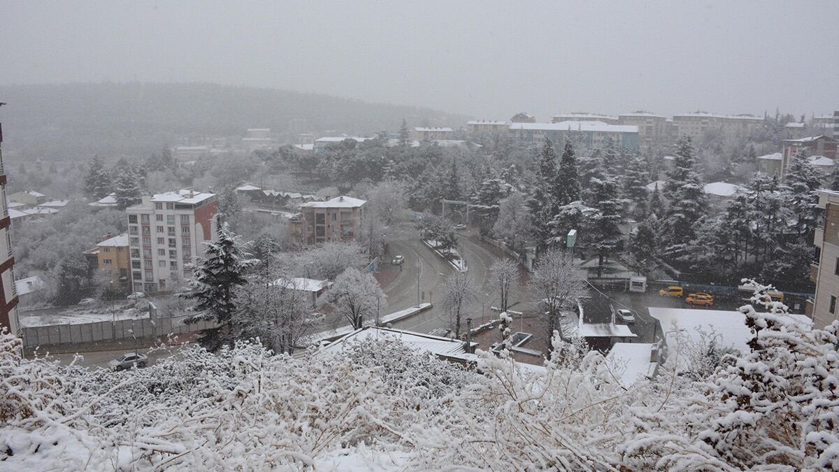 Kütahya ve Bilecik’te sabah saatlerinde kar yağışı başladı. Kar yağışı nedeniyle yolların kapanmaması için Karayolları ekipleri çalışma başlattı.