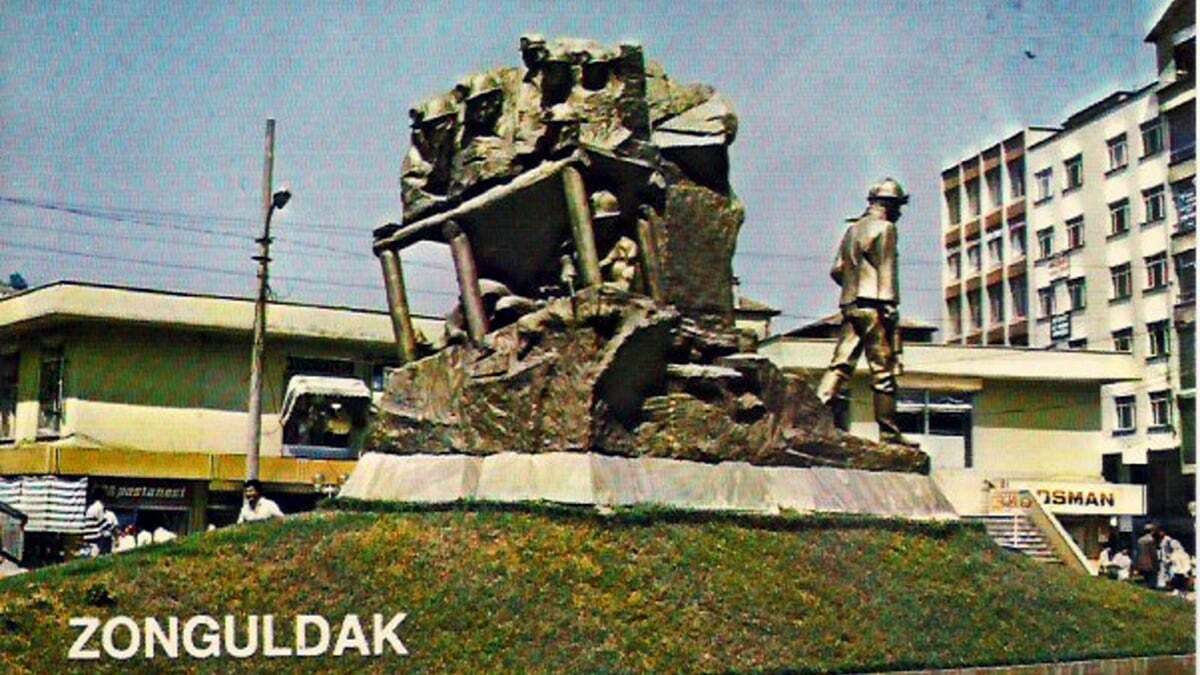 Zonguldak'ta, 35 yıl önce heykeltıraş Prof. Dr. Tankut Öktem tarafından yapılan Madenci Anıtı kentin simgesi oldu.