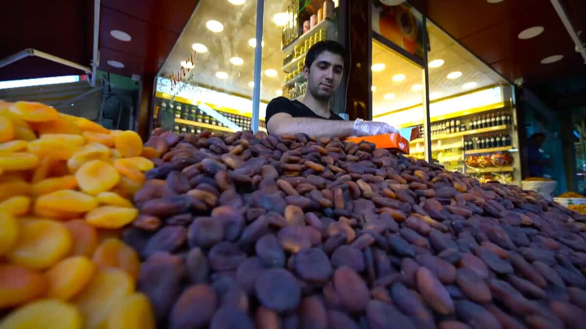 'Kayısının başkenti' olarak bilinen Malatya'dan, 2020 yılında 110 ülkeye 90 bin ton kuru kayısı kayısı ihracatı yapılarak, 266 milyon 202 bin dolar döviz girdisi sağlandı.