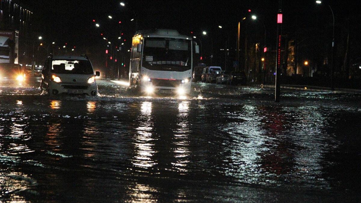 Manisa’da cadde ve sokaklar göle döndü, ev ve iş yerlerini su bastı