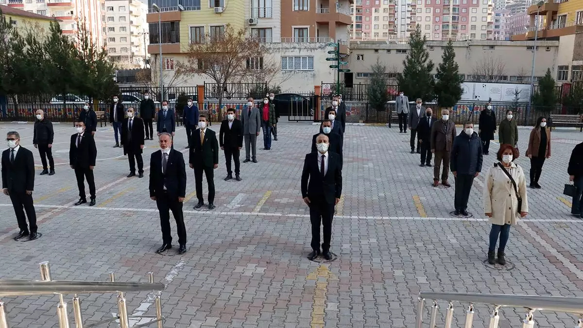 Mardin'de okullarda i̇stiklal marşı okundu; vatandaşlar balkon ve pencerelerden eşlik etti