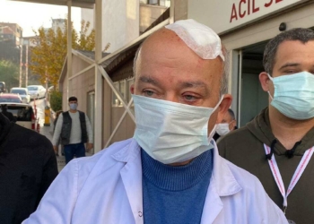 Hastayı maskesiz olduğu için ikaz etti kafasına taş yedi