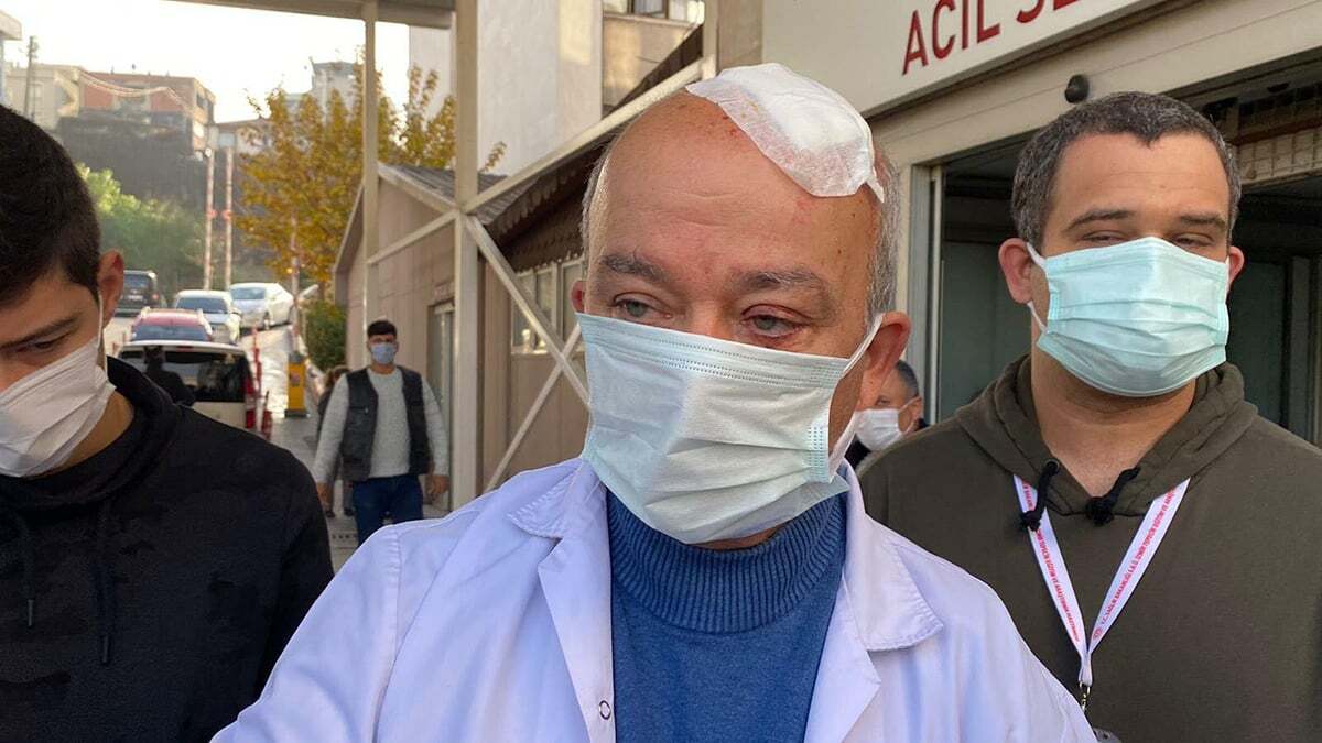 Hastayı maskesiz olduğu için ikaz etti kafasına taş yedi