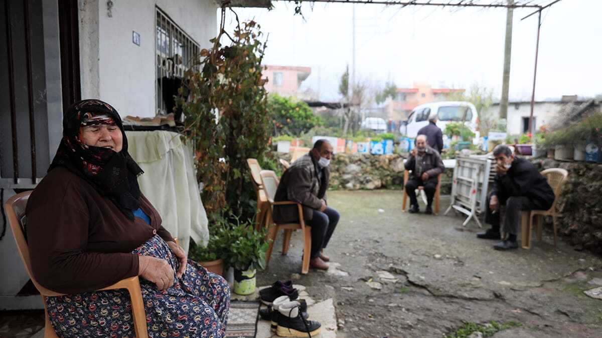 Antalya'da yaşayan Melek (31) ve Ramazan İpek (36) arasında 3 gün önce evde tartışma çıktı. Ramazan İpek, 2 çocuğunun annesi eşi Melek İpek'in ellerini kelepçeleyip sabaha kadar dövüp, işkence yaptı. 