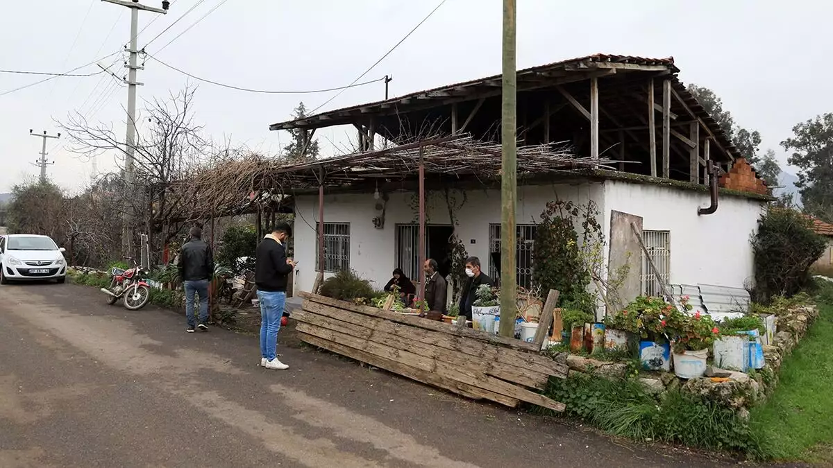 Antalya'da 12 yıllık eşini kendisini dövüp, işkence yaptığı gerekçesiyle öldüren 2 çocuk annesi melek i̇pek'in avukatı ahmet onaran, “çocuklardan küçük olan 'babamın eli ağırdı. Bizi de çok döverdi. Geçen hafta da annemin kafasında ütü kırdı. Yaşasın artık babam gelmeyecek, biz dayak yemeyeceğiz değil mi? ' diye söylediğini duydum. Çocuklar da şiddete uğramış" dedi.