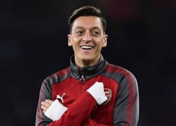 Almanya ve İngiltere basını manşetlerinde Mesut Özil