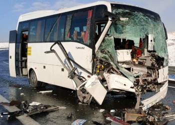 Midibüs TIR'a çarptı 10 kişi yaralandı