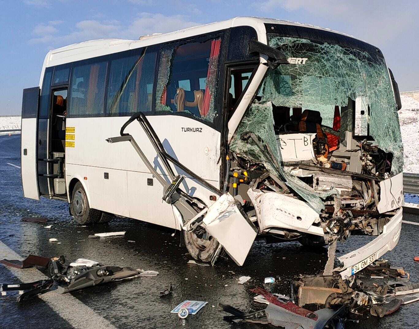 Midibüs TIR'a çarptı 10 kişi yaralandı