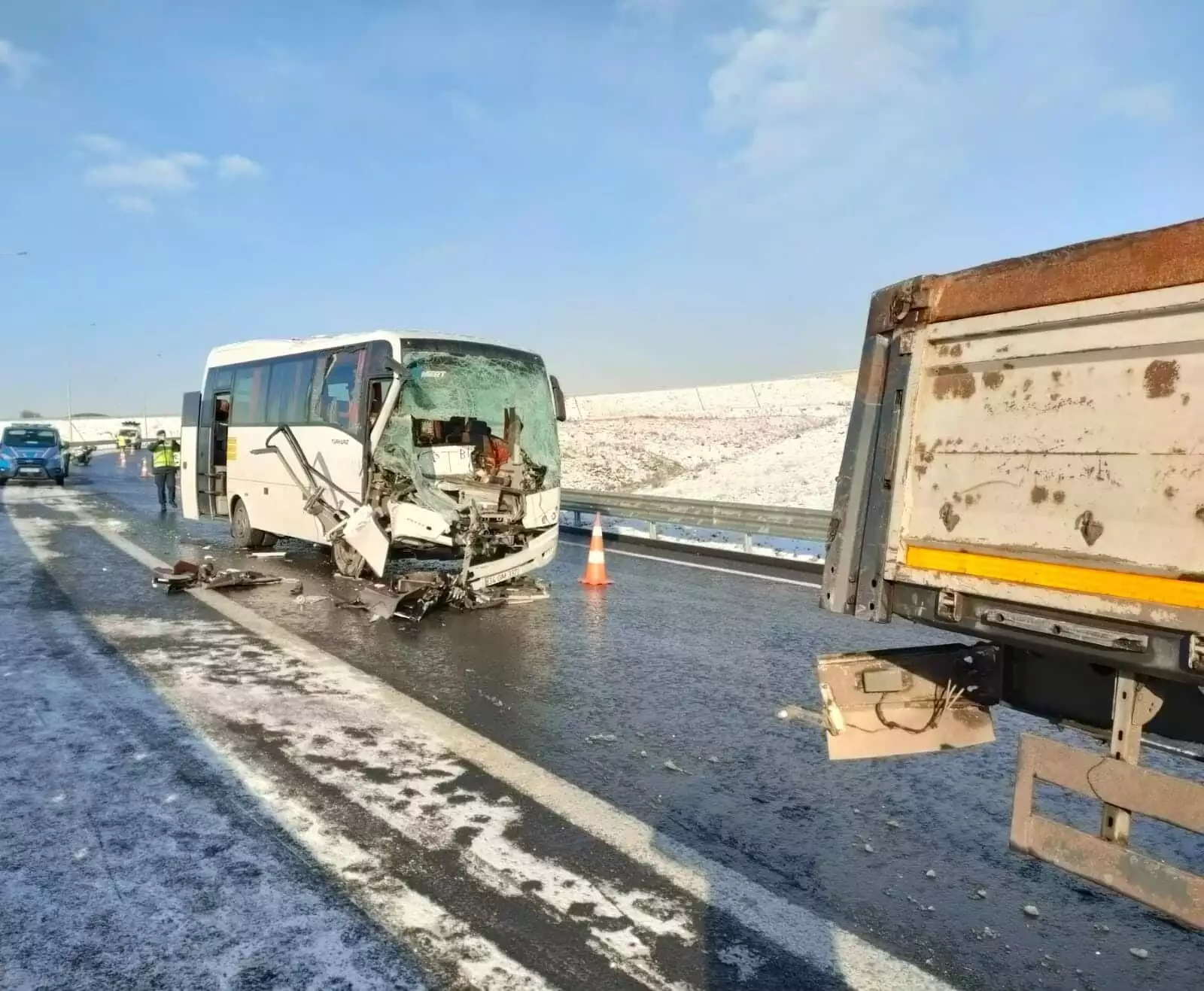 Midibüs tir'a çarptı 10 kişi yaralandı