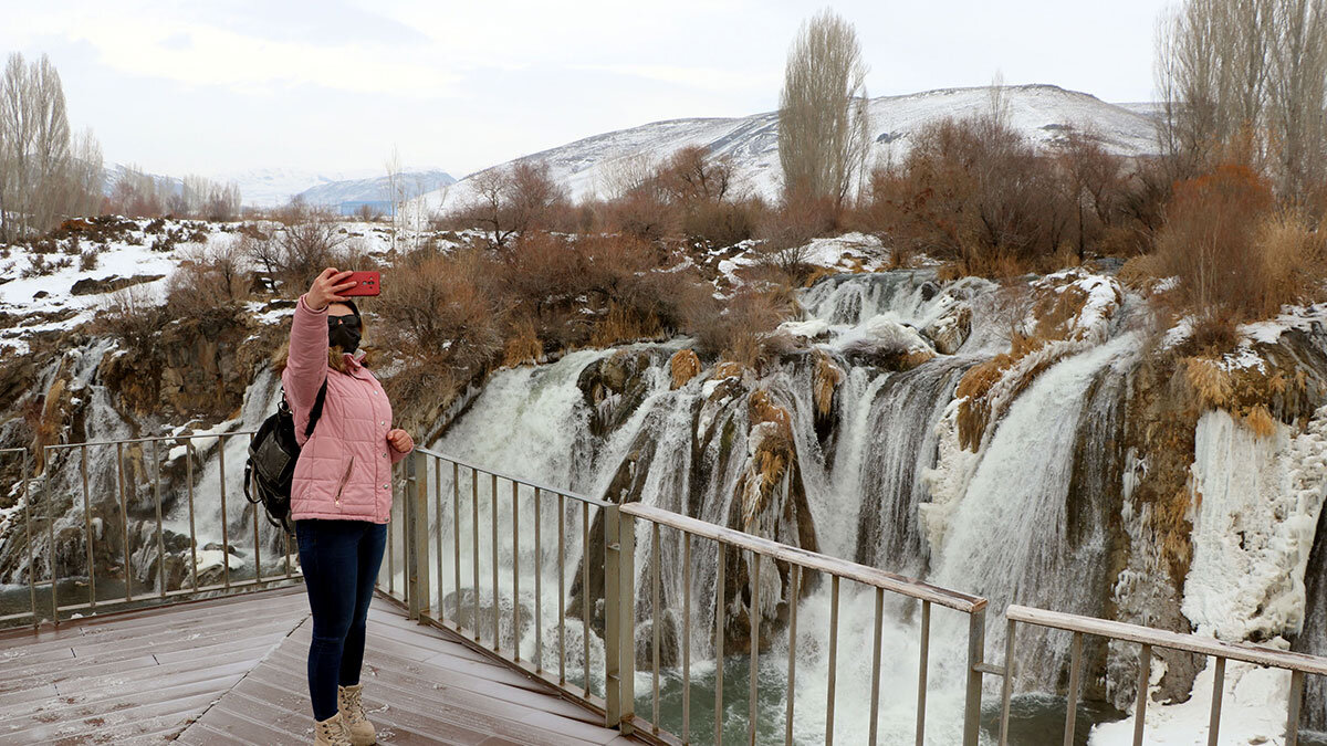 Muradiye Şelalesi gürül gürül akıyor