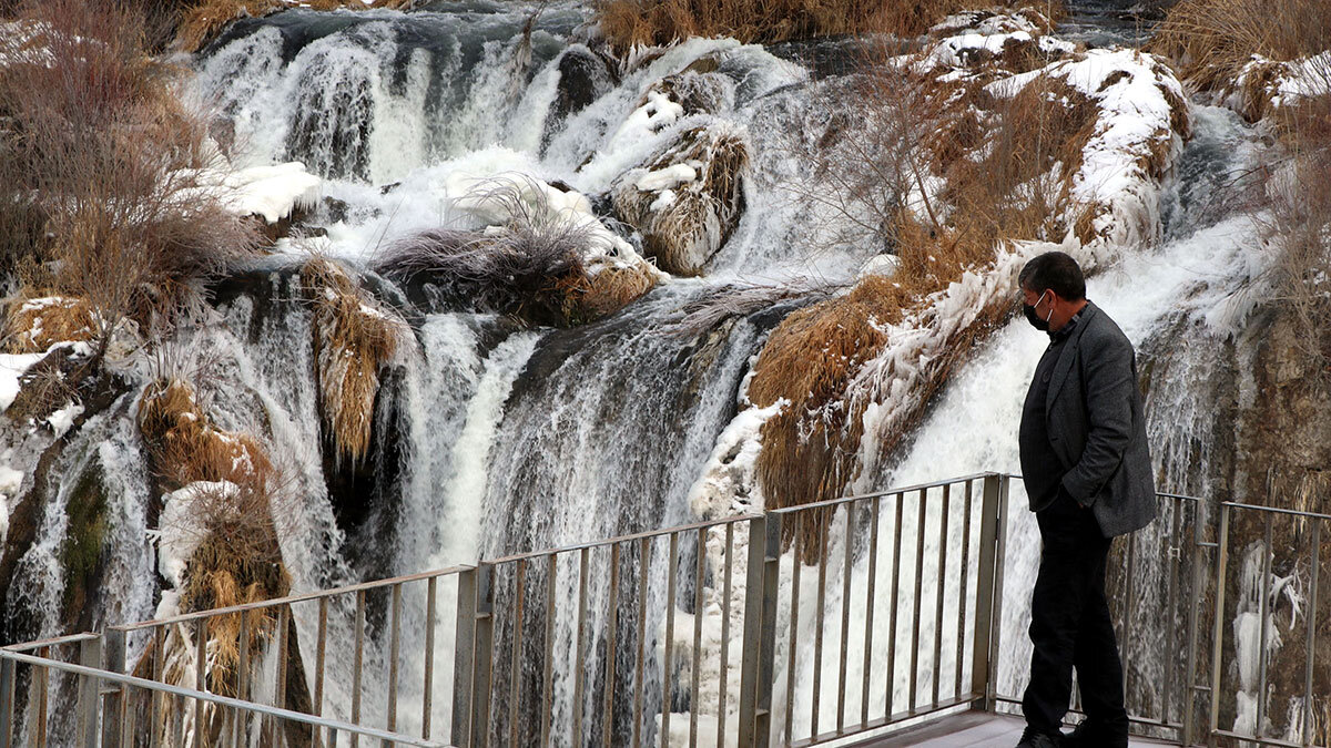 Van'ın Muradiye Şelalesi, bu yıl donmadı. Yaklaşık 20 metre yükseklikten gürül gürül akan şelaleye, ziyaretçiler hayran kaldı.