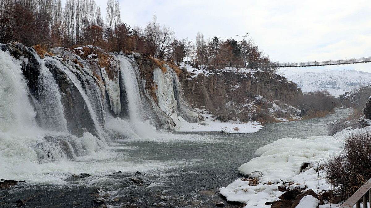 Muradiye Şelalesi gürül gürül akıyor