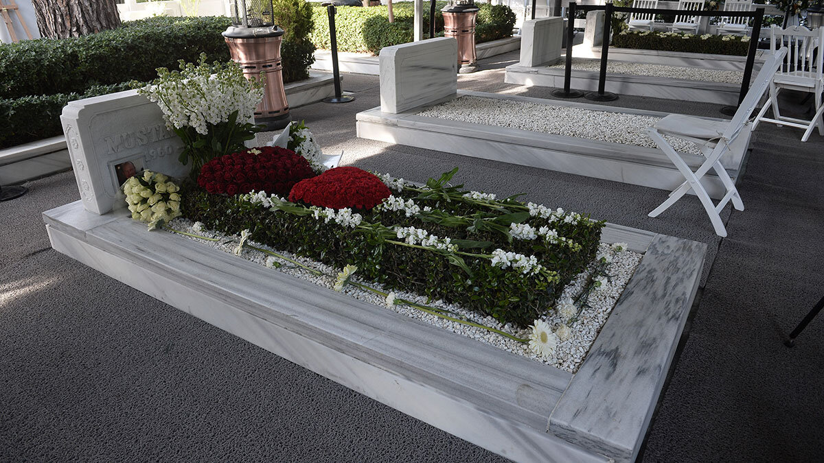 Koç Holding yönetim Kurulu Başkanı Mustafa Koç ölümünün 5'inci yıldönümünde mezarı başında anıldı.