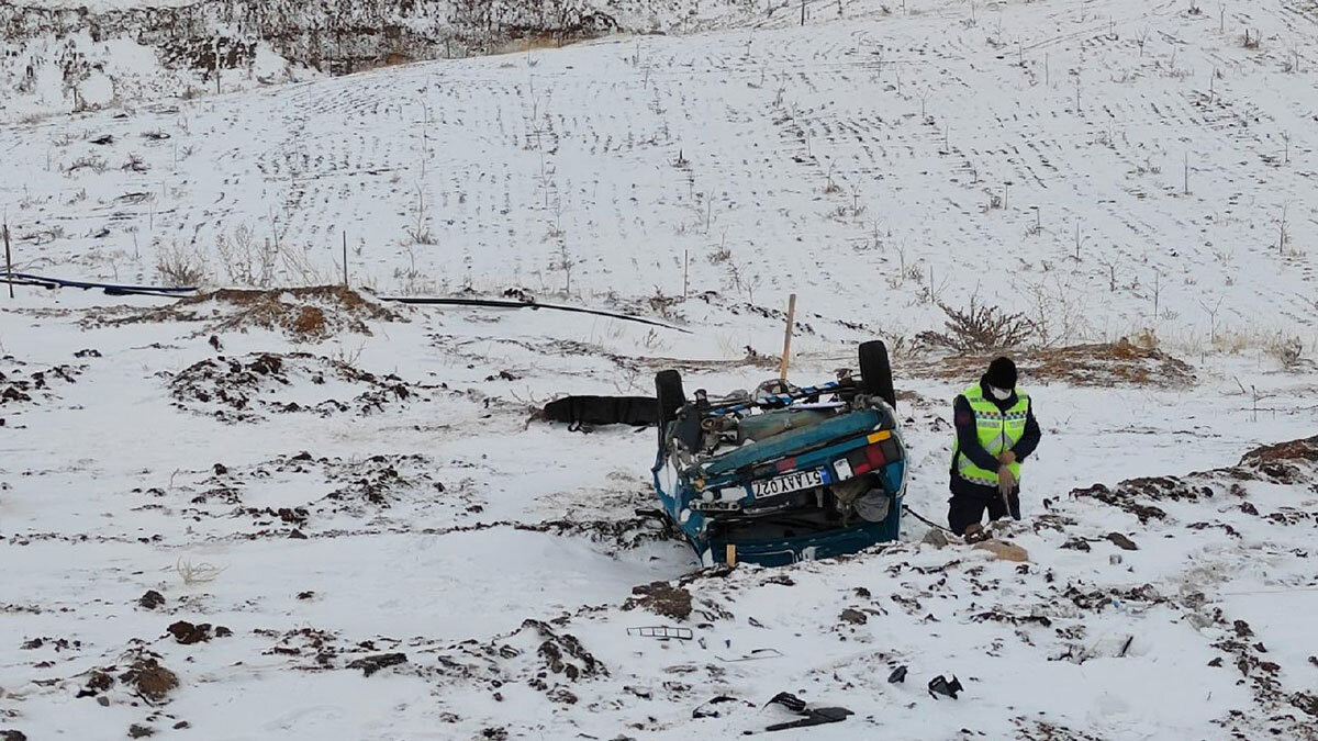 Niğde'de otomobil takla atıp şarampole düştü: 2 ölü