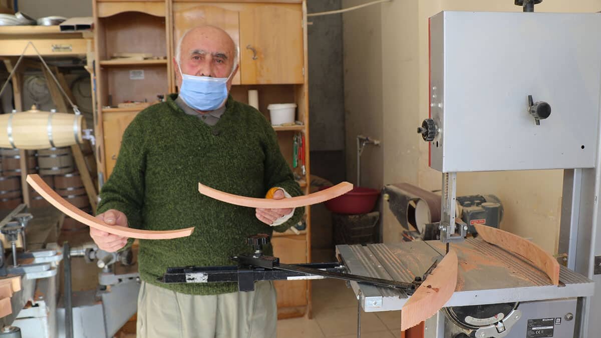 66 yıldır ahşap oymacılığı yapıyor