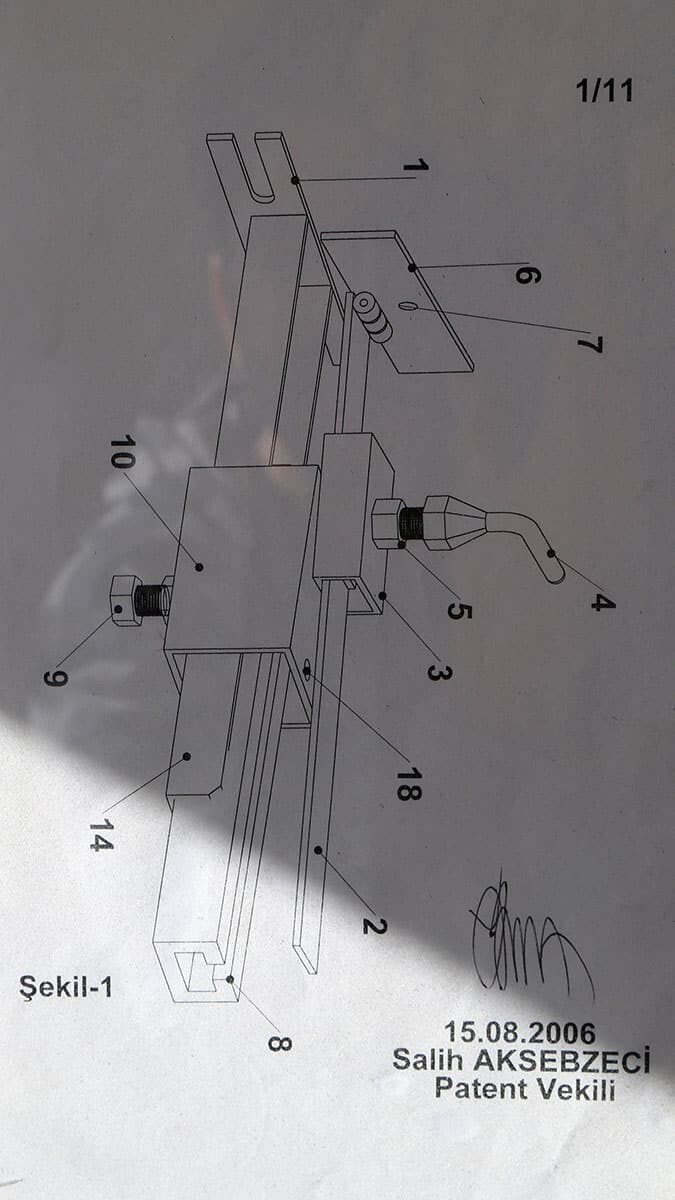 Sivas'ın İmranlı ilçesinde yaşayan 10 yaşında başladığı ahşap oymacılığını 66 yıldır sürdüren Ahmet Sağtaş (76), işine olan sevgisiyle dikkat çekiyor.