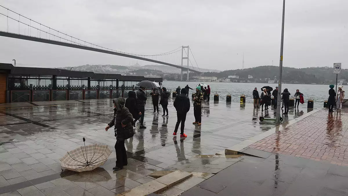 Gruplar halinde gezilerini sürdüren turistler, köprü manzarasında hatıra fotoğrafı çektirdi.
