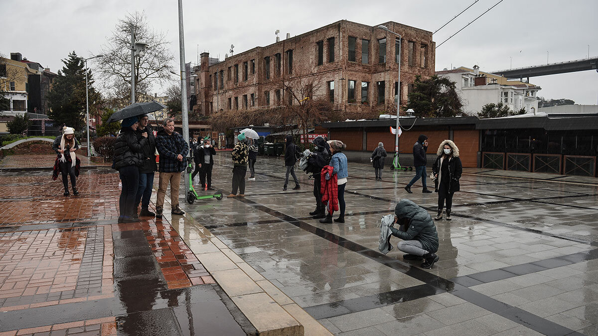 Turistler yağmura rağmen İstanbul turu attı