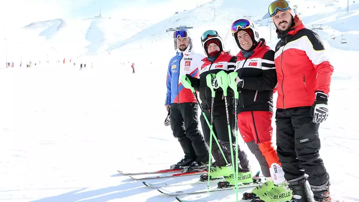 Otistik ikiz kayakçılar dünya şampiyonasına hazırlanıyor
