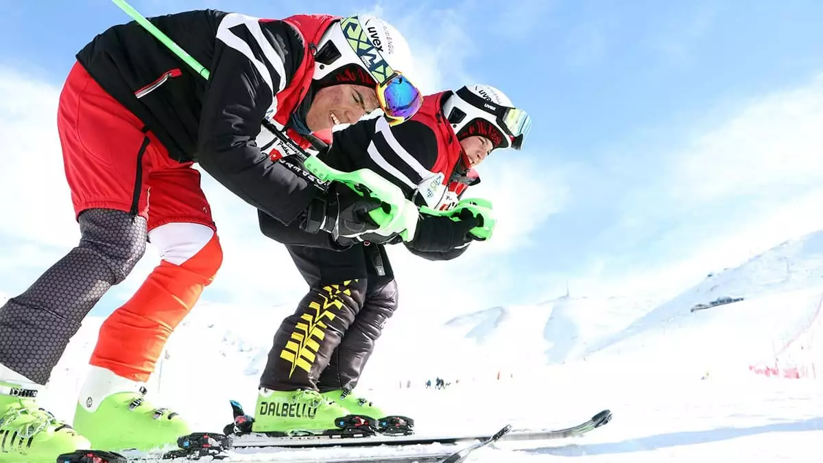 Otistik ikiz kayakçılar dünya şampiyonasına hazırlanıyor
