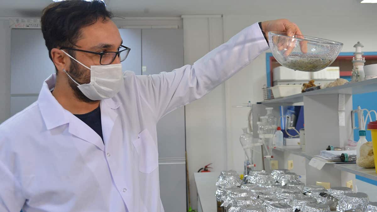 Binlerce mikroplastik vücuda giriyor