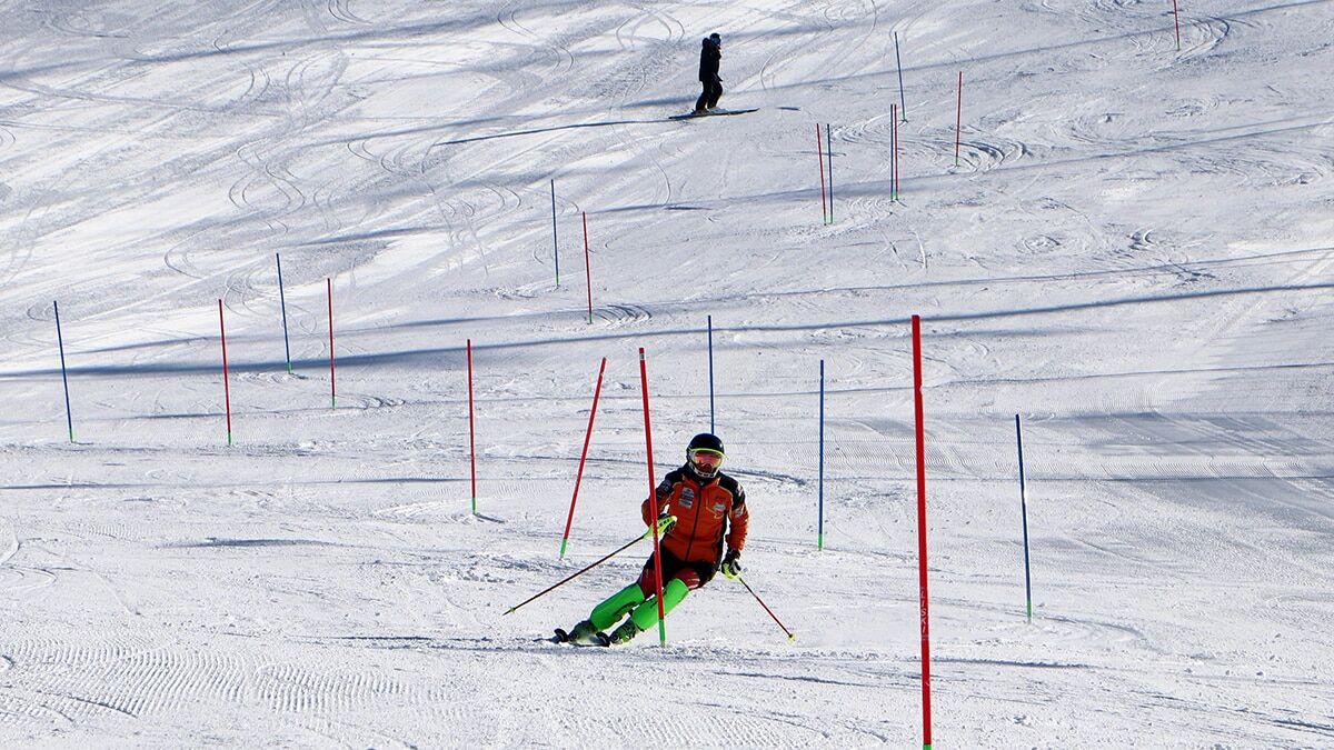 20 bin kişinin kayak yapabildiği palandöken'de özel izinle antrenman yapıp, olimpiyatlara hazırlanan milliler bu durumu seyircisiz oynanan futbol müsabakasına benzetti.