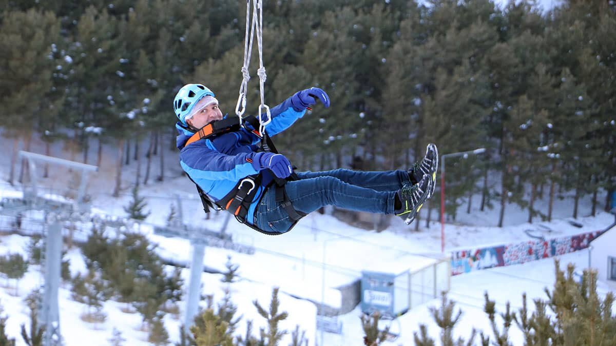 Deniz seviyesinden 3 bin 176 metre yükseklikteki Palandöken'in 2 bin 300 rakımındaki güney pistine 20 metre yüksekliğinde 150 metre genişliğinde yapılan 'suni buz dağı' ile aynı bölgedeki 700 metre uzunluğunda 70 metre yükseklikteki 'zipline' hattı Türkiye'deki kayak merkezlerinde bir ilk olma özelliği taşıyor.