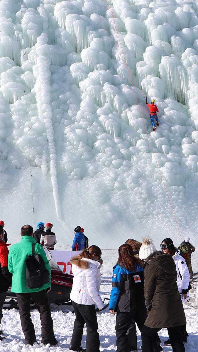 Türkiye'nin gözde kayak merkezlerinden Palandöken'e kurulan buz duvarı ve zipline hattı adrenalin tutkunlarının yeni adresi oldu.