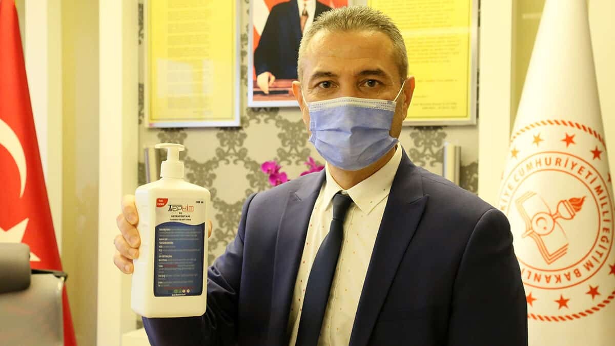 Antalya'daki halk eğitim merkezleri, olgunlaşma enstitüsü, mesleki ve teknik liseler maske ve dezenfektan üretim merkezlerine dönüştü.