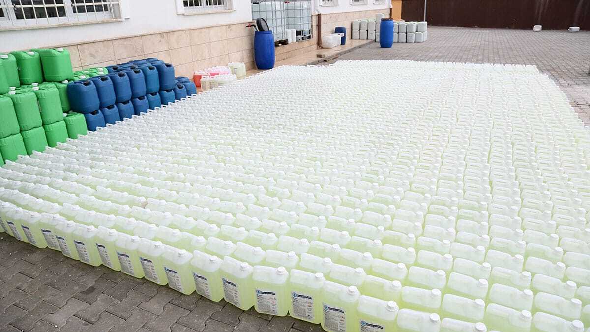 Liseler maske ve dezenfektan üretim merkezlerine dönüştü