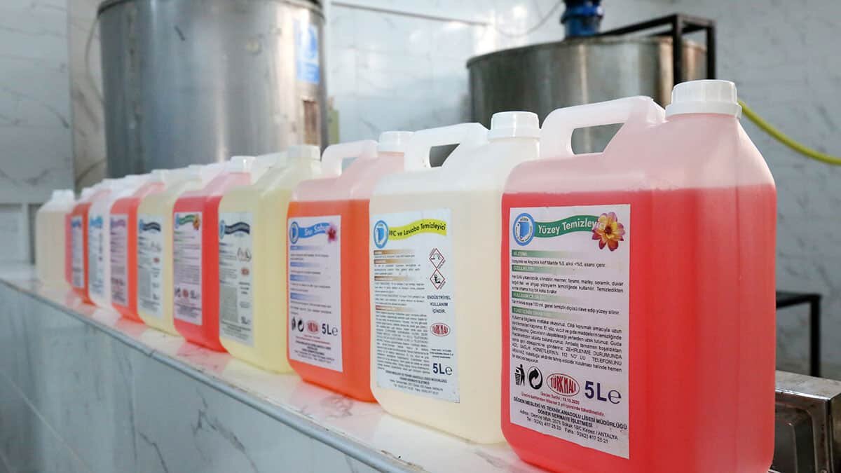 Liseler maske ve dezenfektan üretim merkezlerine dönüştü