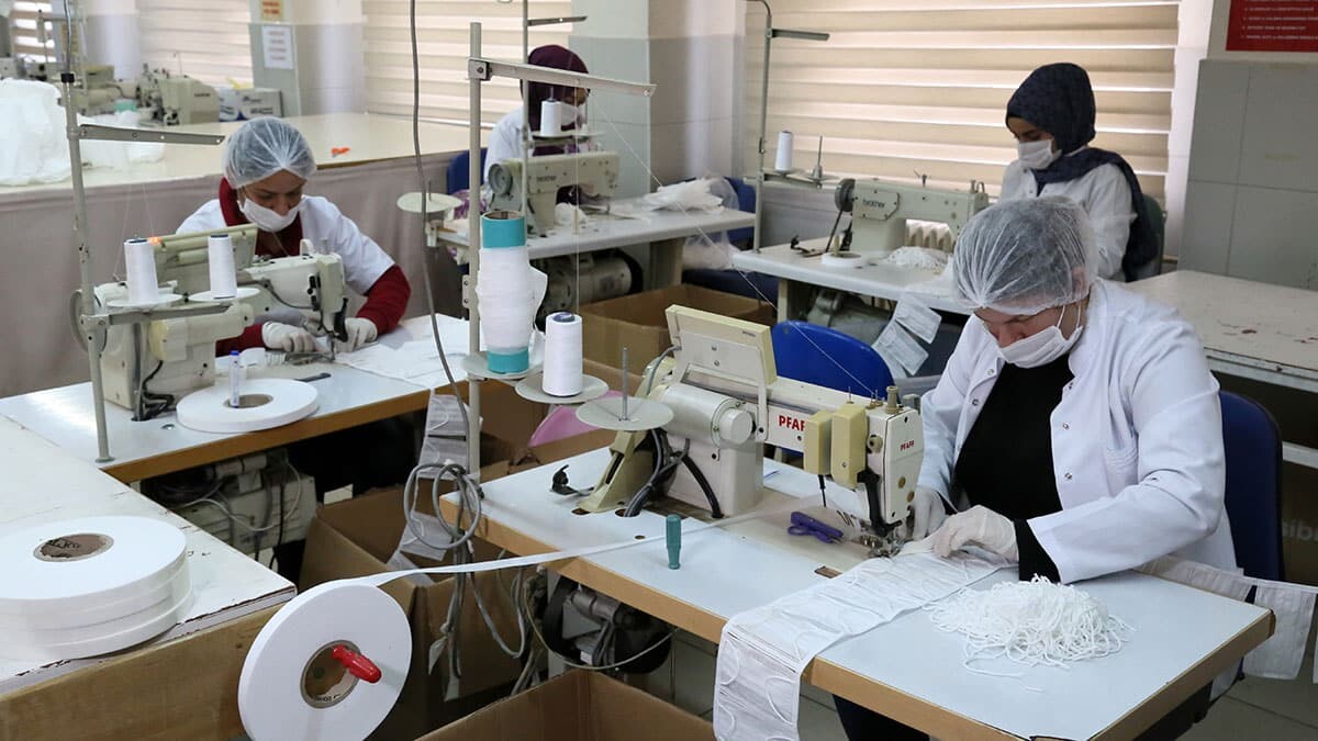 Usta öğreticiler ve öğrencilerin toplam maske üretimi 5 milyon 784 bine, dezenfektan ve diğer temizlik ürünleri ise 370 tona yaklaştı. Üretimlerde çalışan öğrenciler, aylık 3 bin TL'yi bulan kazanç sağlıyor.